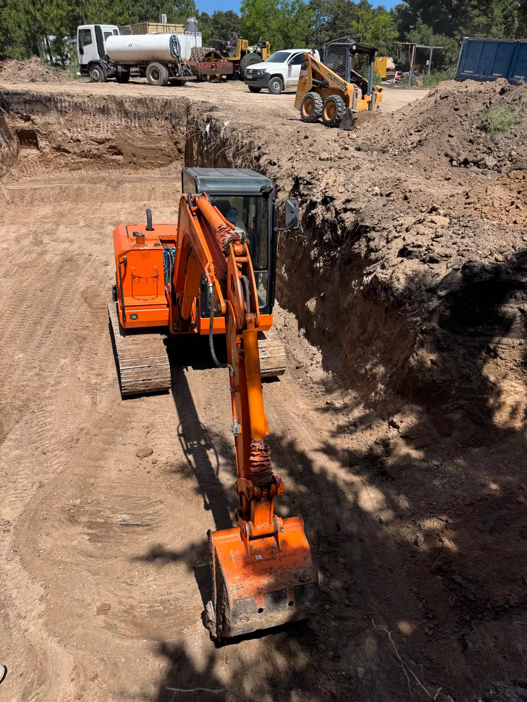 Excavadora abriendo la zanja donde se construirá la planta de tratamiento