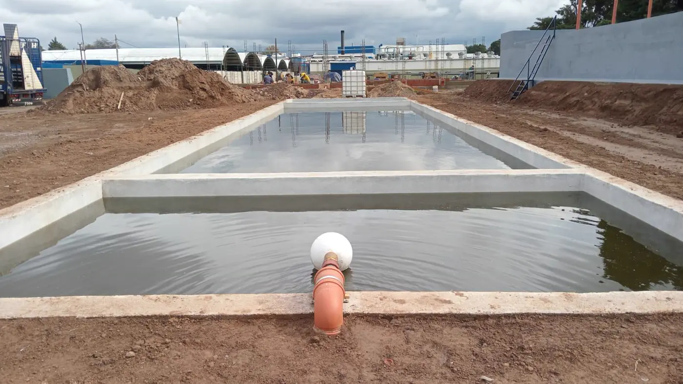 Piletas de tratamiento de efluentes en una planta industrial
