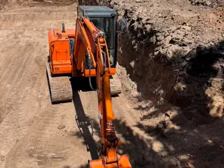 Excavadora abriendo la zanja donde se construirá la planta de tratamiento