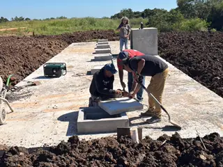 Operarios montando las tapas de hormigón de las cámaras de una planta