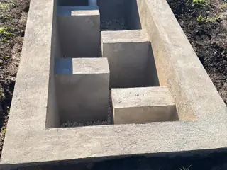 Cámaras de tratamiento de hormigón terminadas, con su recorrido en laberinto