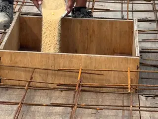 Siembra del preparado biológico en una cámara de tratamiento durante la puesta en marcha