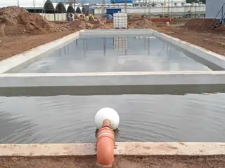 Piletas de tratamiento con agua en una planta industrial, con el ingreso del efluente