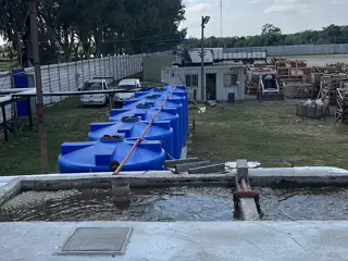 Planta de tratamiento con su batería de tanques de reserva en un predio industrial