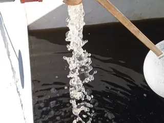 Agua tratada saliendo limpia por la válvula de descarga de una planta