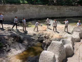 Equipo de trabajo aplicando el tratamiento biológico en el lecho de un lago