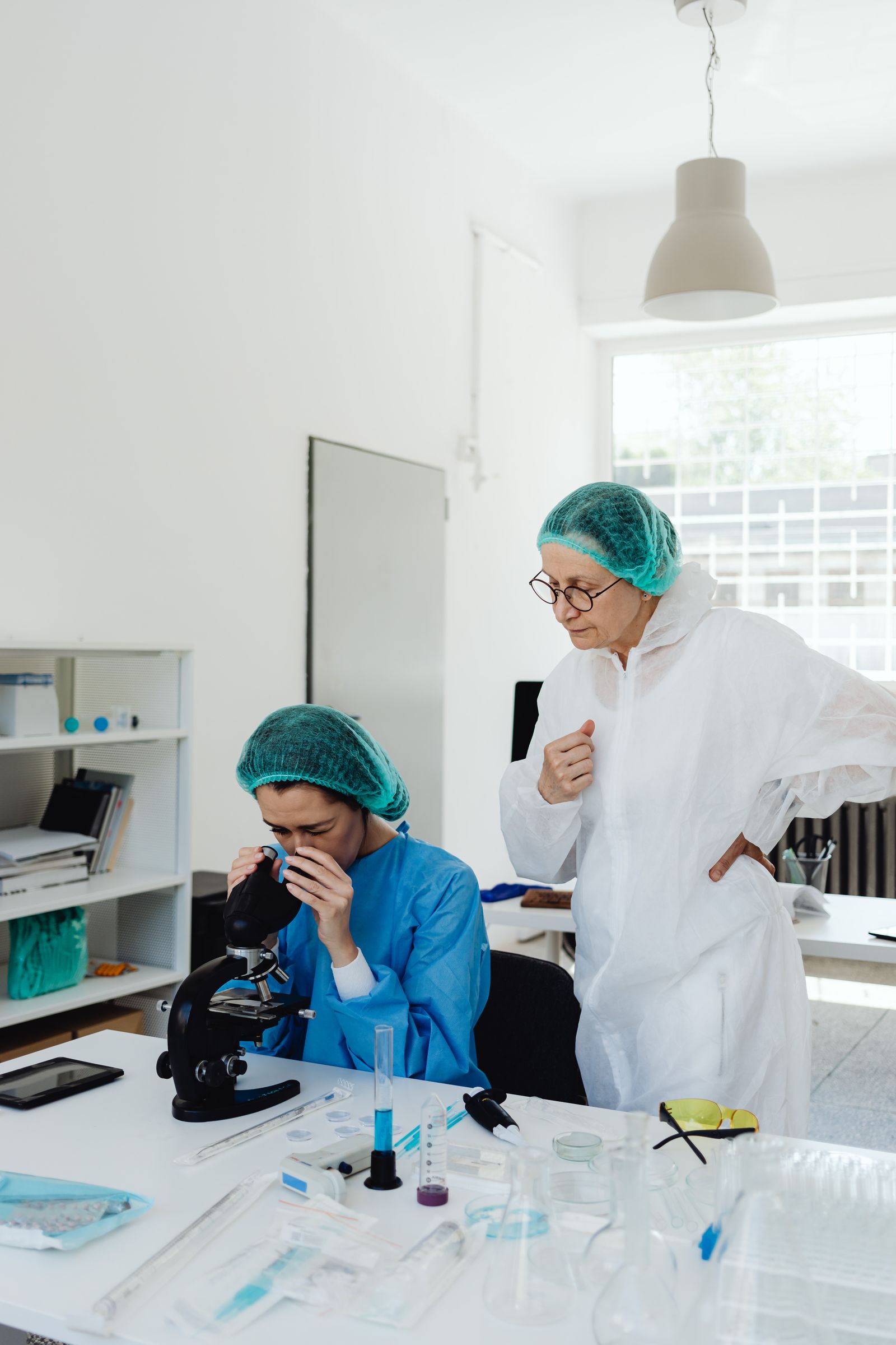 Técnica de laboratorio analizando una muestra