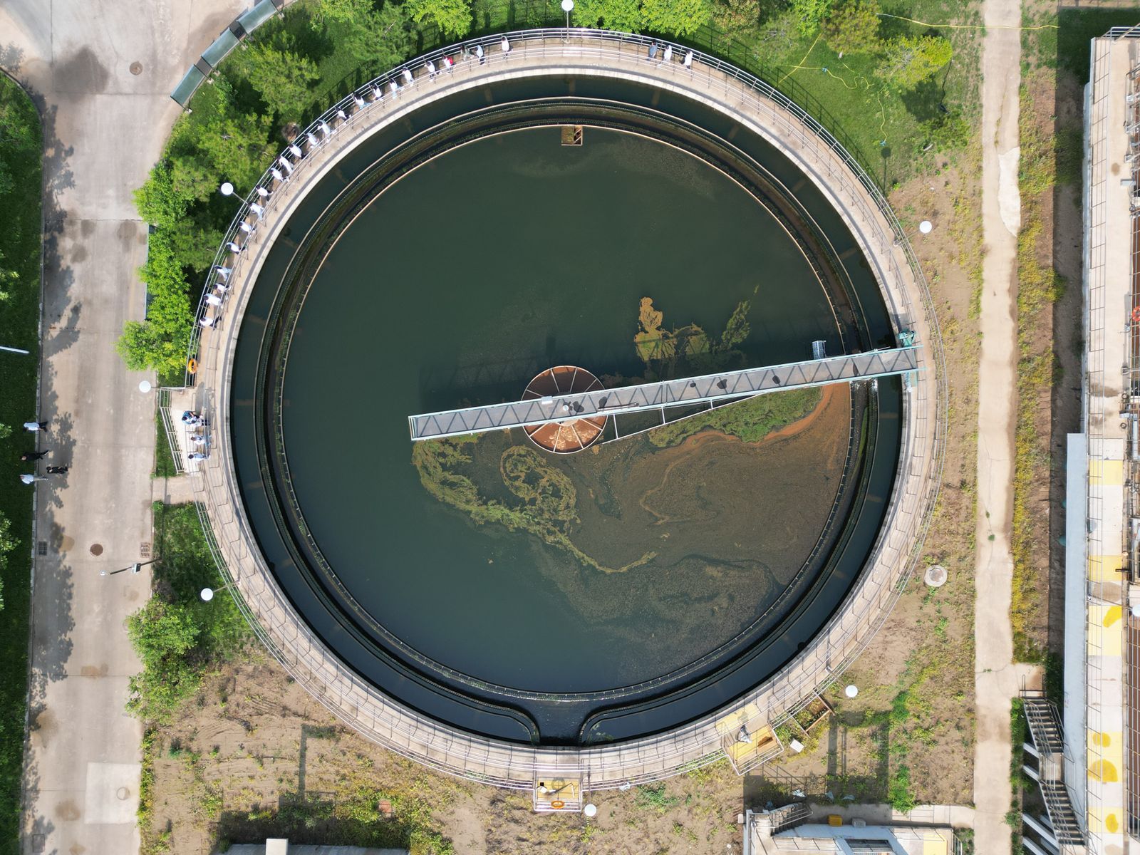 Vista aérea de tanques circulares de tratamiento