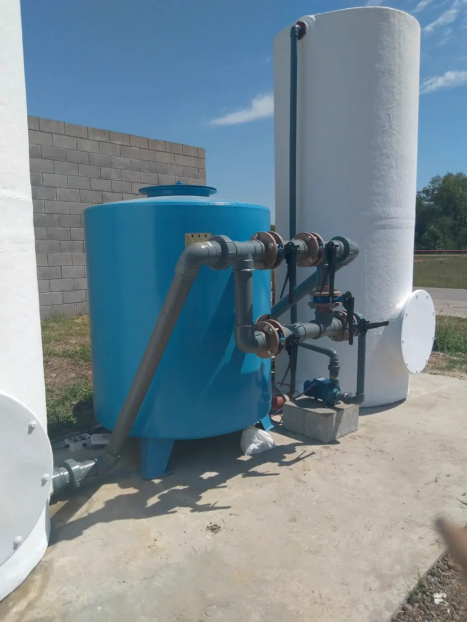 Filtros a presión y tanques de una planta de potabilización de agua