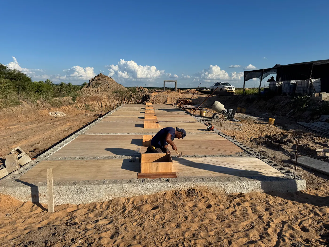 Operario encofrando las cámaras de una planta compacta en obra